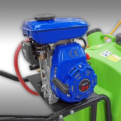 Motor azul com tanque verde e mangueira vermelha montado em estrutura metálica