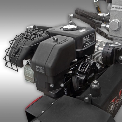 Motor a gasolina preto Kohler com proteções metálicas em estrutura preta