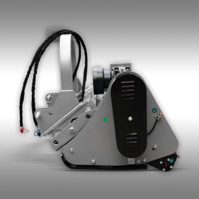 Equipamento industrial metálico com cabos pretos sobre fundo cinza