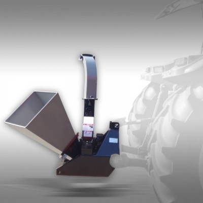 Máquina trituradora de madeira metálica acoplada a um trator