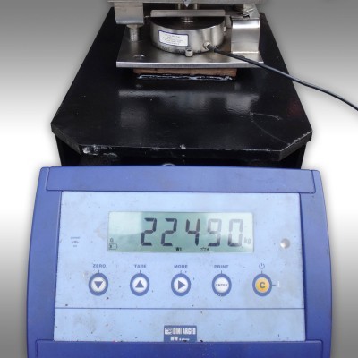 Balança digital com visor a mostrar 22,490 kg