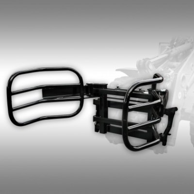 Acessório metálico preto para máquina agrícola com estrutura tubular