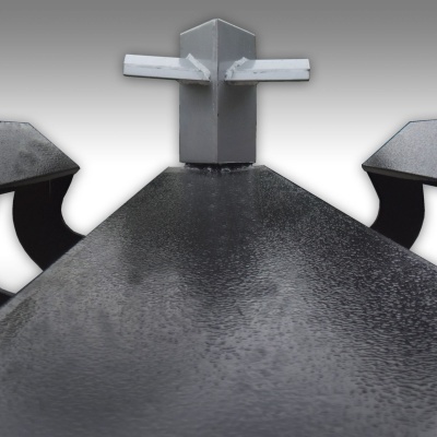 Estrutura metálica cinza com superfície texturizada e peça em forma de cruz