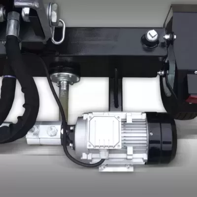 Motor elétrico branco e preto fixado em estrutura metálica com cabos e parafusos