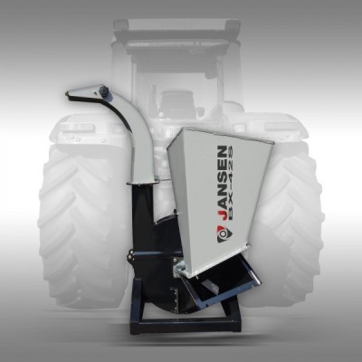 Triturador agrícola metálico cinza e preto com texto JANSEN RAV-125, em frente a trator desfocado