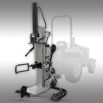 Maquina de rachar lenha vertical metálica com trator ao fundo