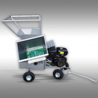 Triturador móvel metálico com motor a gasolina e rodas sobre fundo cinzento