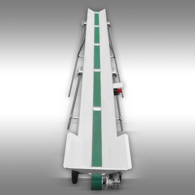 Transportador de correia industrial branco com correia verde sobre tripé metálico com rodas.