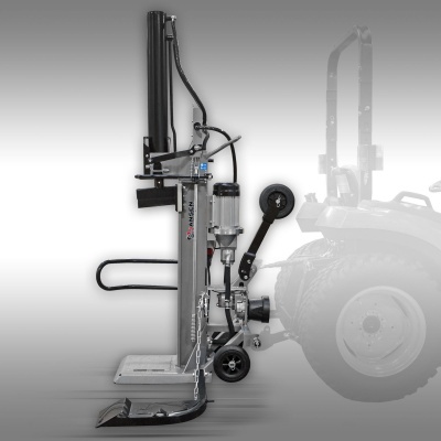 Máquina corta lenha vertical com rodas junto a um trator cinza