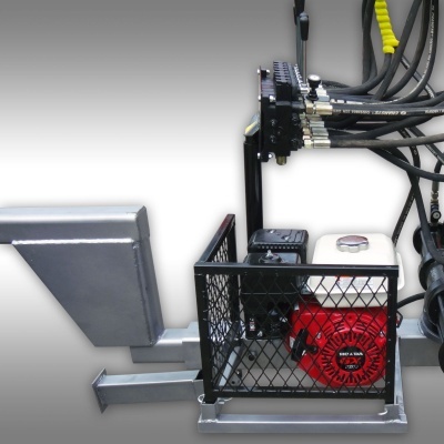 motor industrial vermelho e branco protegido por estrutura metálica preta com mangueiras