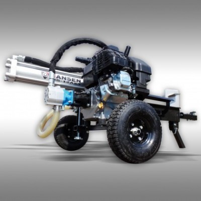 Máquina agrícola móvel com motor e rodas grandes em fundo cinzento