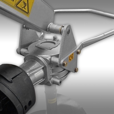 Máquina metálica com roda preta e etiquetas de segurança