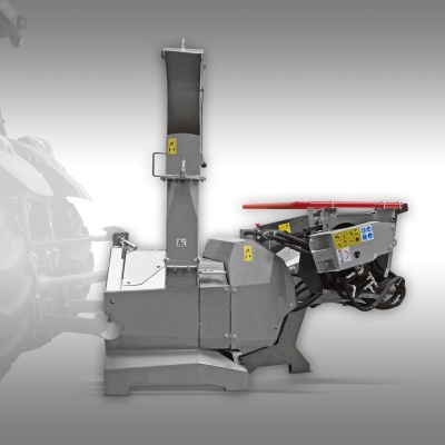 Triturador agrícola metálico cinzento com painel de controlo colorido ligado a tractor