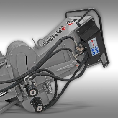 Máquina industrial cinzenta com cabos e etiquetas visíveis