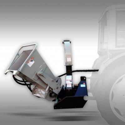 Triturador de ramos metálico ligado a um trator