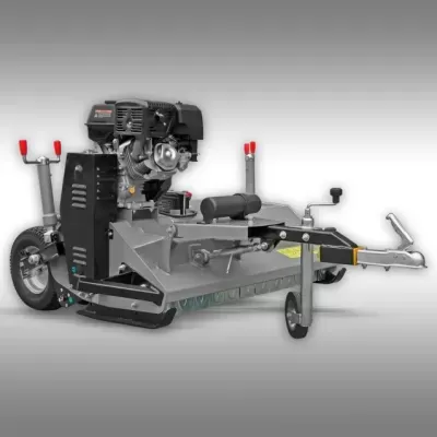 Máquina agrícola com motor preto e estrutura metálica cinza