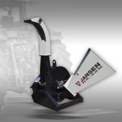 Trituradora agrícola Jansen GT 45 preta e branca junto a trator