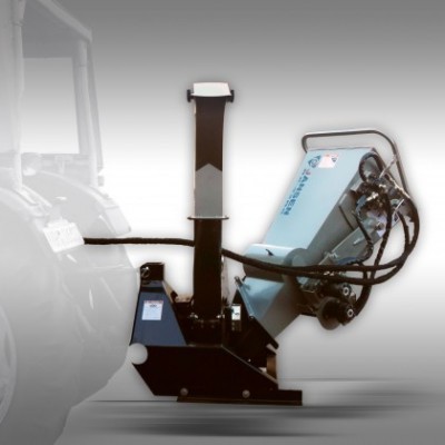 Máquina agrícola azul e preta conectada a trator branco