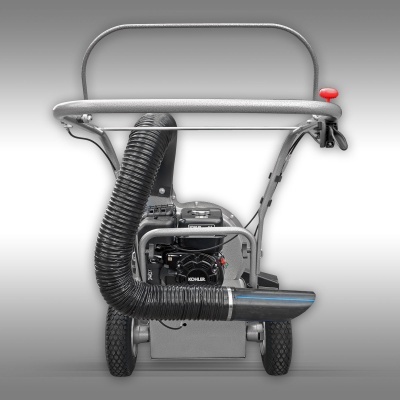 Máquina de aspiração ou soprador cinza com tubo preto flexível e motor KOHLER