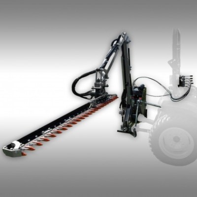 Máquina de corte agrícola com lâminas vermelhas ligada a trator branco