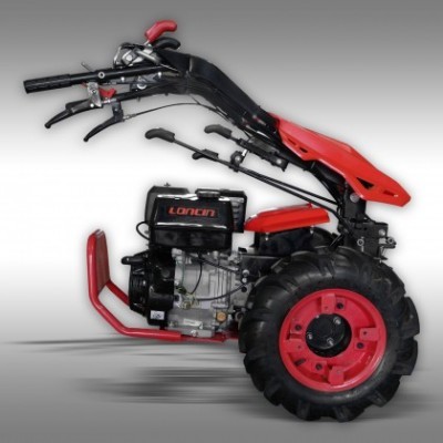 Motocultivador com motor a gasolina e rodas vermelhas