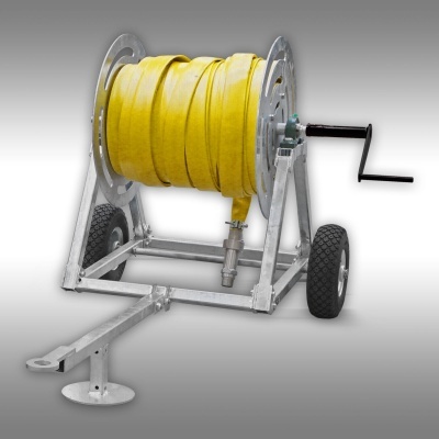 Carretel metálico com mangueira amarela e rodas pretas