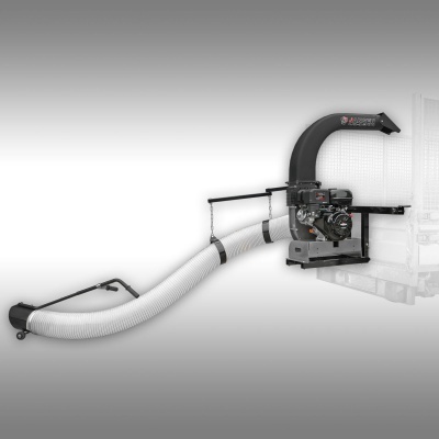 Máquina sugadora industrial com tubo flexível branco e motor preto fixa a um veículo.