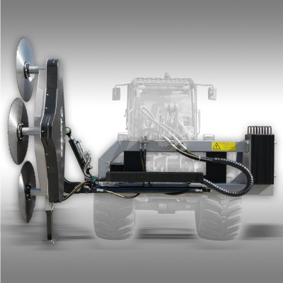 Máquina agrícola com lâminas circulares metálicas montadas numa estrutura preta