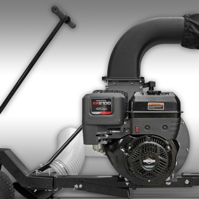 Motor a gasolina com mangueira branca e cabo puxador preto