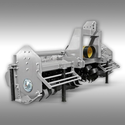 Máquina agrícola metálica cinzenta com componentes cilíndricos e barras horizontais