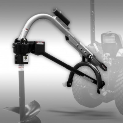 Ferramenta agrícola metálica cinza e preta ligada a trator