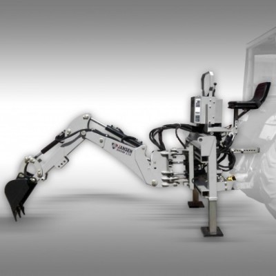 Braço hidráulico mecânico branco com garra preta e assento preto