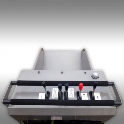 Painel de controlo de máquina industrial com alavancas e etiquetas