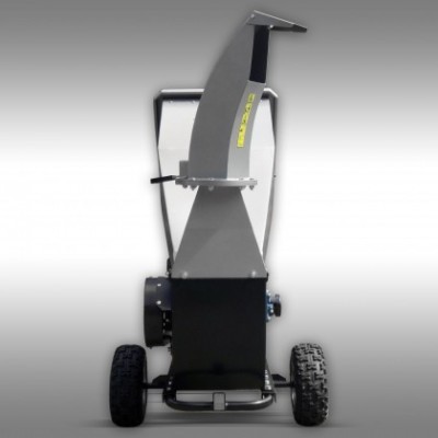 Triturador de jardim cinzento e preto com rodas grandes e tubo de saída curvado