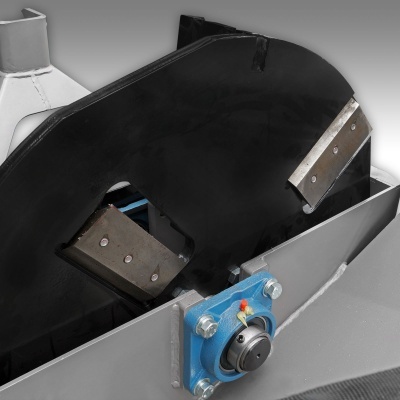 Máquina com lâminas metálicas afiadas e suporte azul