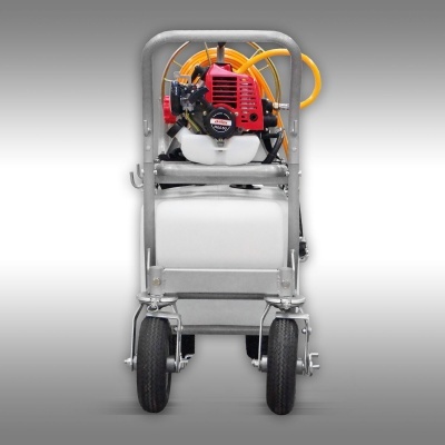 Carrinho com motor Honda GX35, depósito branco, armação metálica e mangueira amarela.