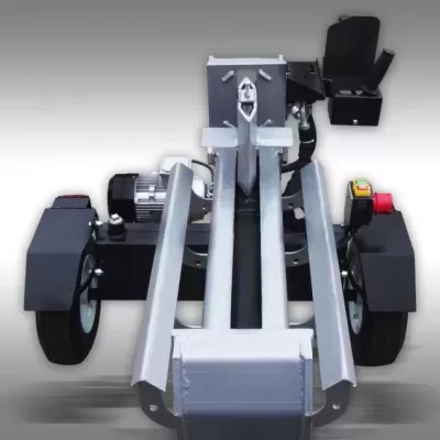 Equipamento industrial metálico cinzento e preto com rodas e motor