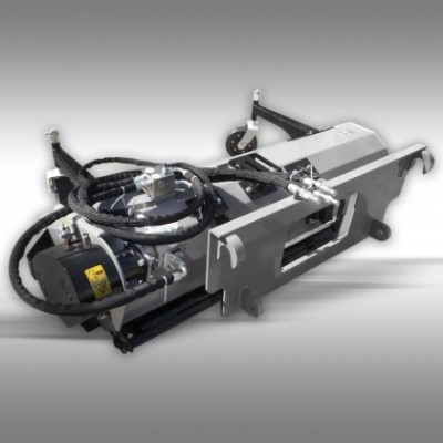 Mecanismo hidráulico industrial com estrutura metálica cinzenta e preta e cabos.