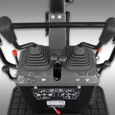 Painel de controlo de máquina industrial com alavancas e etiquetas de instruções