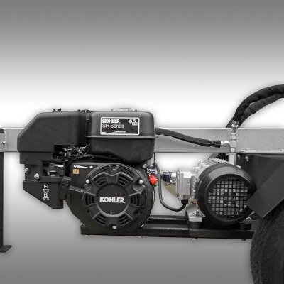 Motor a gasolina KOHLER SH Series 6.5 montado em estrutura metálica cinzenta com roda preta.