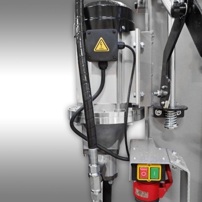 máquina industrial metálica com cabos e botões vermelho e verde