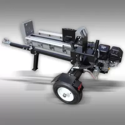 Máquina de cortar lenha metálica cinza e preta com motor e rodas sobre fundo cinza