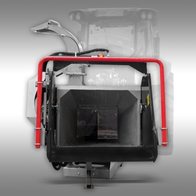 Triturador agrícola preto e vermelho montado em máquina agrícola branca e cinza