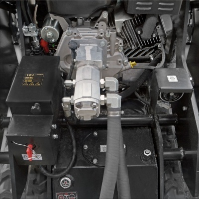 Componente mecânico com baterias e tubos em estrutura metálica preta