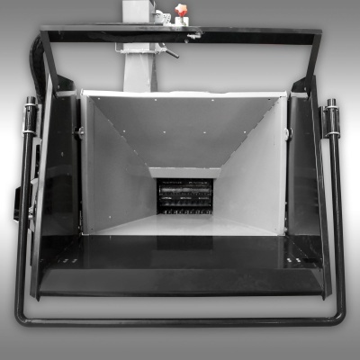 Dispositivo metálico preto com abertura cónica branca e estrutura tubular