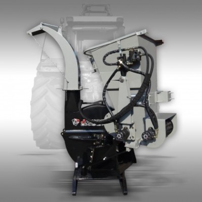 Máquina agrícola cinza e preta com mangueiras hidráulicas e estrutura metálica frontal