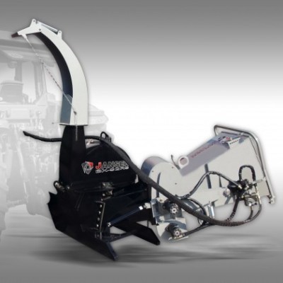 Trituradora de madeira preta e branca com tubos hidráulicos e marca JANSSEN