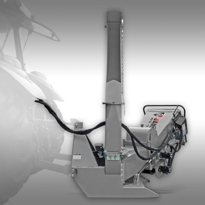 Máquina agrícola metálica conectada a trator branco, fundo cinzento