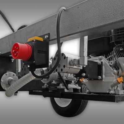 Componente mecânico metálico com conector elétrico vermelho e cabos, roda de borracha abaixo