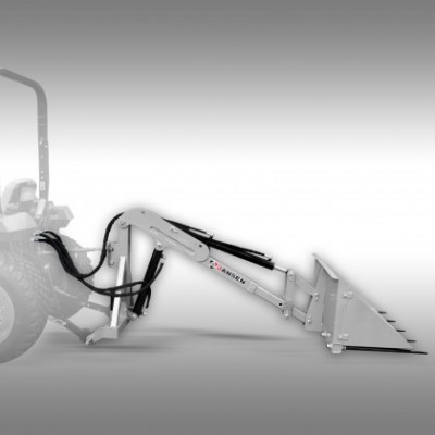 Acessório agrícola metálico branco com marca MANSON montado num trator